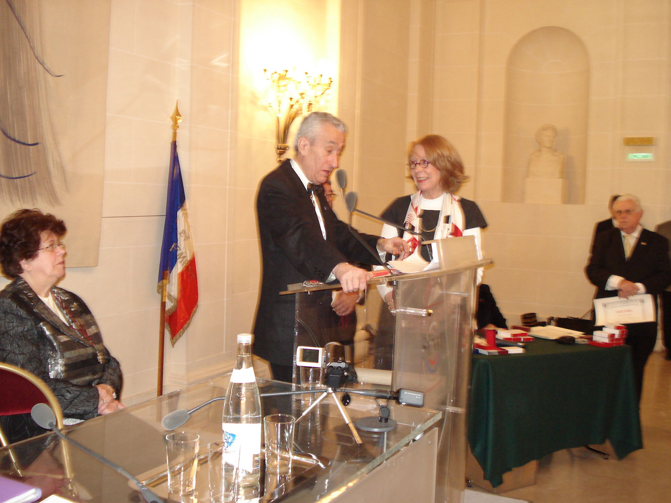 Remise de la médaille d'or du Mérite et Dévouement Français au Sénat par Jean-Paul de Bernis